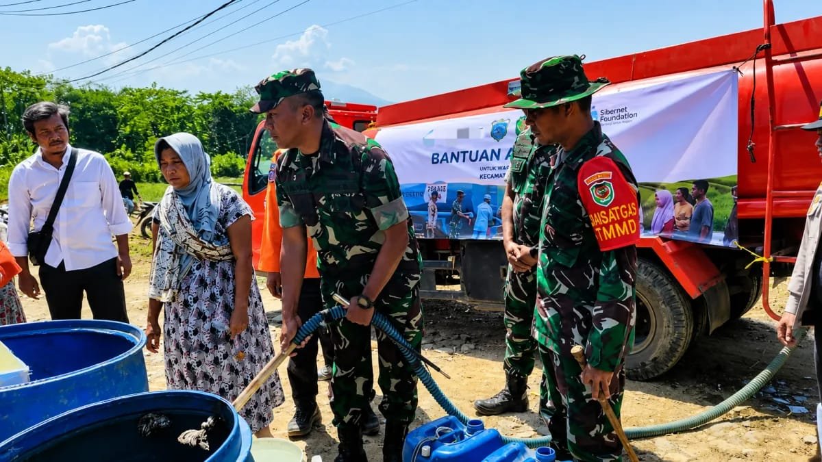 Caption : Danrem 064/Maulana Yusuf Brigjen TNI Daru Cahyadi Soeprapto di dampingi Dandim 0601/Pandeglang Letkol Inf Afri Swandi Ritonga saat meninjau langsung progres pelaksanaan TMMD ke-129 di Desa Pasir Gadung, Kecamatan Patia, Kabupaten Pandeglang, Rabu (22/7/2026).