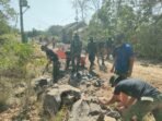 Caption : TMMD Ke-129 Kodim 0601/Pandeglang terus menuai apresiasi. Pembukaan akses jalan yang menghubungkan Desa Pasir Gadung dan Desa Simpang Tiga, Kecamatan Patia, dinilai menjadi langkah nyata mempercepat pembangunan dan mendorong pertumbuhan ekonomi masyarakat.