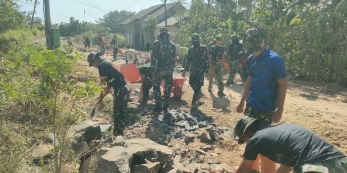 Caption : TMMD Ke-129 Kodim 0601/Pandeglang terus menuai apresiasi. Pembukaan akses jalan yang menghubungkan Desa Pasir Gadung dan Desa Simpang Tiga, Kecamatan Patia, dinilai menjadi langkah nyata mempercepat pembangunan dan mendorong pertumbuhan ekonomi masyarakat.