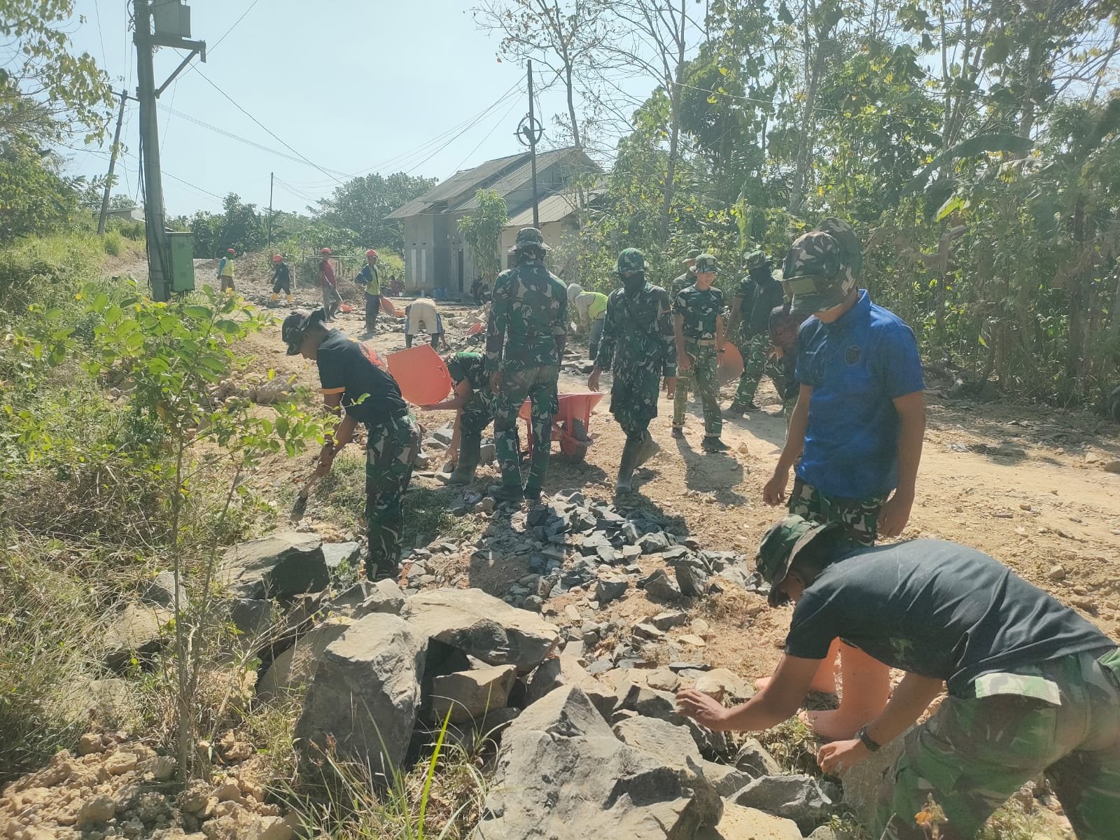 Caption : TMMD Ke-129 Kodim 0601/Pandeglang terus menuai apresiasi. Pembukaan akses jalan yang menghubungkan Desa Pasir Gadung dan Desa Simpang Tiga, Kecamatan Patia, dinilai menjadi langkah nyata mempercepat pembangunan dan mendorong pertumbuhan ekonomi masyarakat.