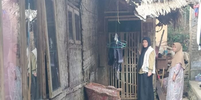 Caption : Anggota DPRD Pandeglang, Hj. Jahronah saat meninjau rumah warga di Desa Kadupayung, Kecamatan Menes, Kabupaten Pandeglang, yang belum tersentuh bantuan RTLH.