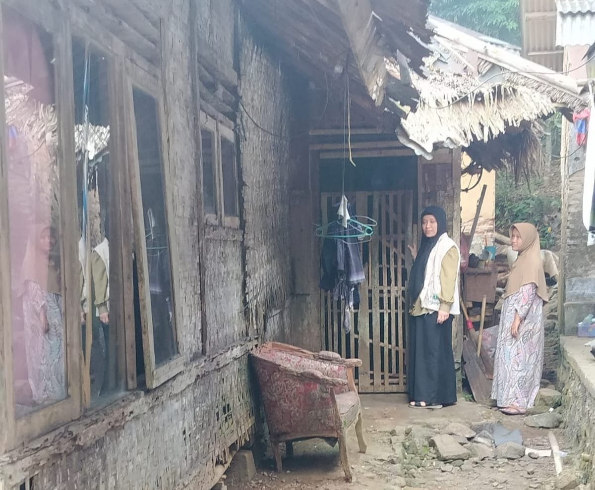 Caption : Anggota DPRD Pandeglang, Hj. Jahronah saat meninjau rumah warga di Desa Kadupayung, Kecamatan Menes, Kabupaten Pandeglang, yang belum tersentuh bantuan RTLH.
