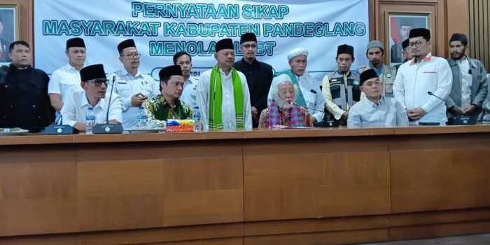 Caption : Abuya Muhtadi Cidahu didampingi Ketua dan jajaran anggota DPRD Kabupaten Pandeglang, mendeklarasikan penolakan LGBT, diruangan Bamus DPRD Kabupaten Pandeglang.