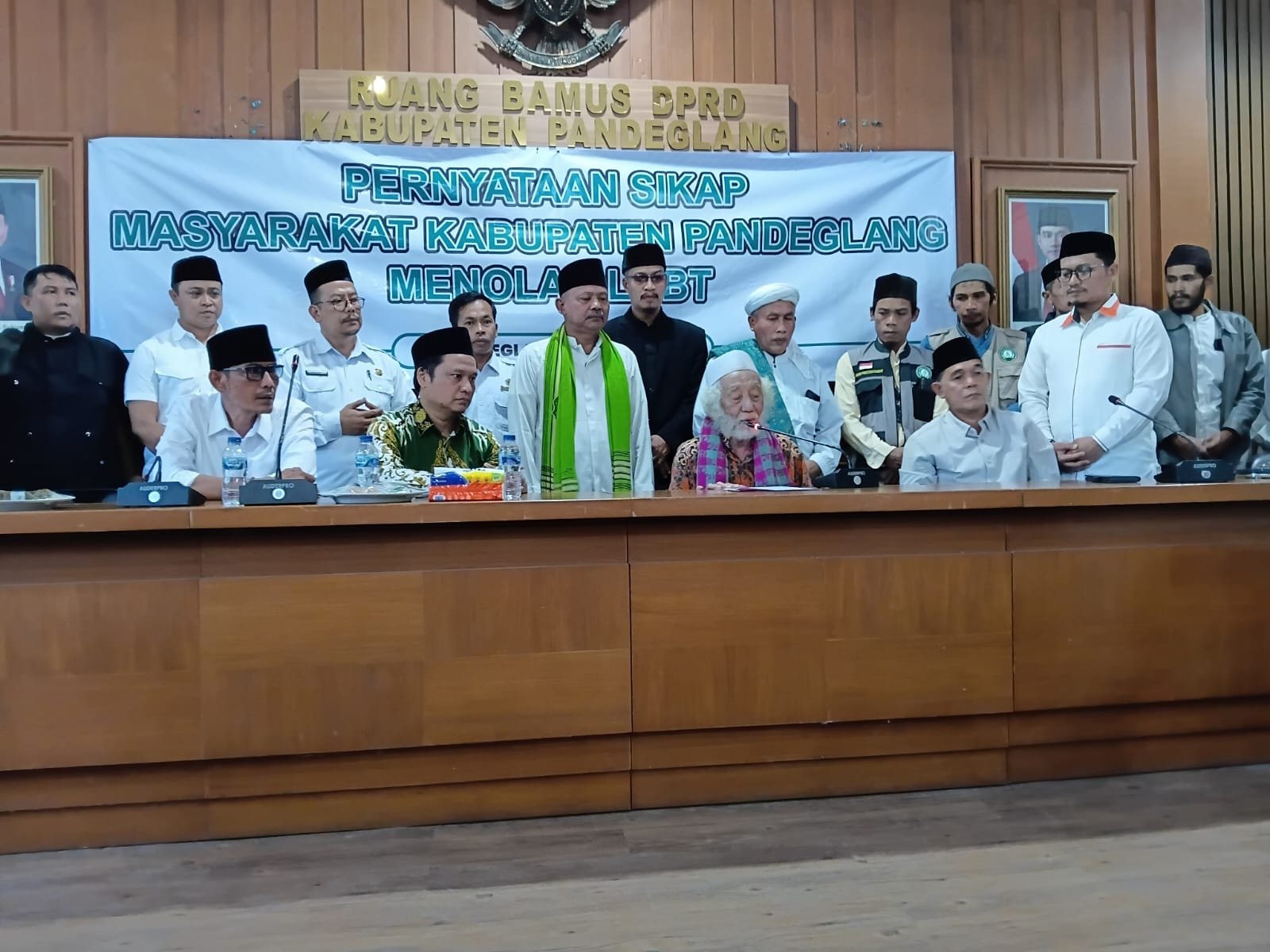 Caption : Abuya Muhtadi Cidahu didampingi Ketua dan jajaran anggota DPRD Kabupaten Pandeglang, mendeklarasikan penolakan LGBT, diruangan Bamus DPRD Kabupaten Pandeglang.