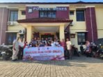 Caption : Kapolsek Menes Kompol L. Wahyu Bintarna bersama Forum Peduli Menes (FPM) menggelar santunan anak yatim dan kaum dhuafa di Kantor Polsek Menes.