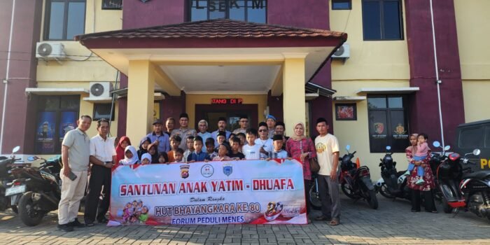 Caption : Kapolsek Menes Kompol L. Wahyu Bintarna bersama Forum Peduli Menes (FPM) menggelar santunan anak yatim dan kaum dhuafa di Kantor Polsek Menes.