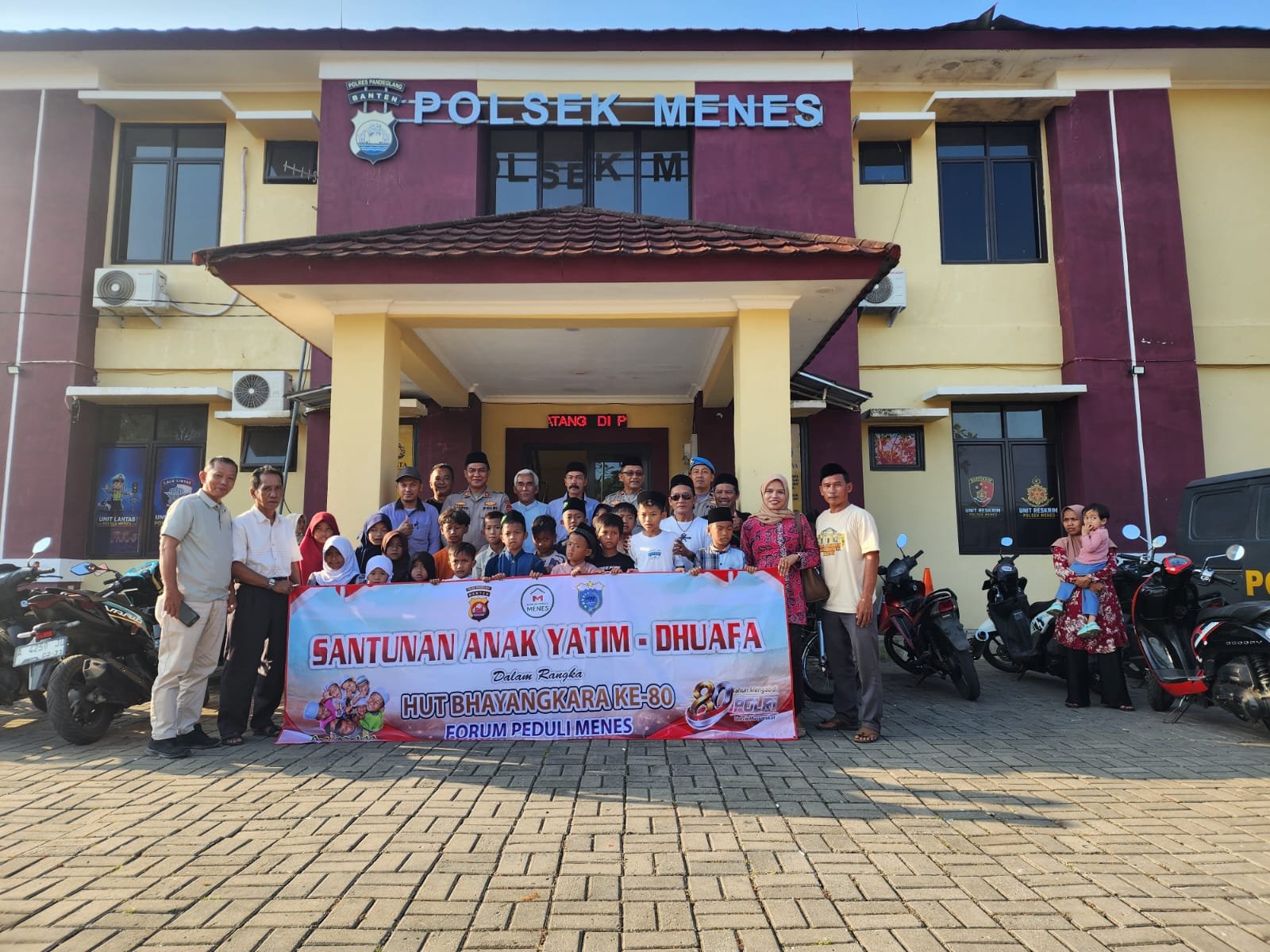 Caption : Kapolsek Menes Kompol L. Wahyu Bintarna bersama Forum Peduli Menes (FPM) menggelar santunan anak yatim dan kaum dhuafa di Kantor Polsek Menes.