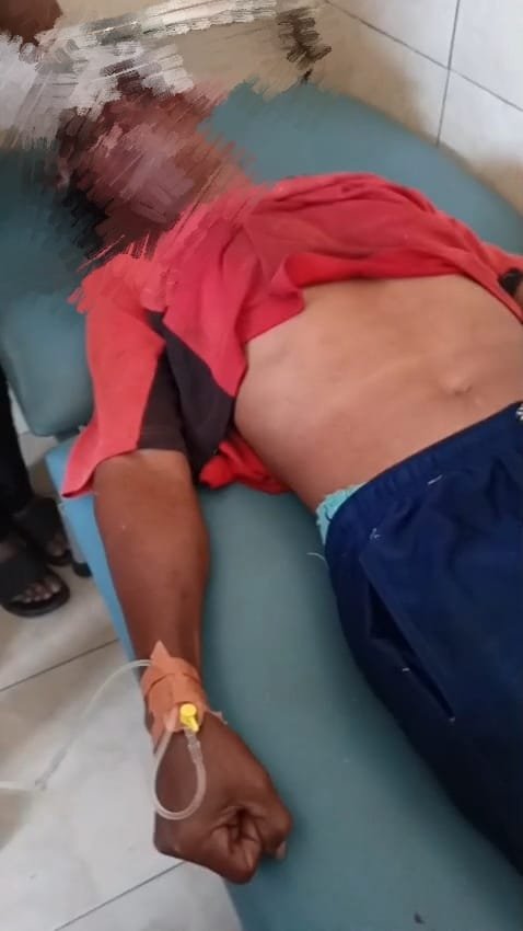 Caption : Korban pembacokan berinisial (RD) di persawahan Kecamatan Cibaliung, Kabupaten Pandeglang, tengah menjalani perawatan luka di bagian wajah dengan 21 jahitan.