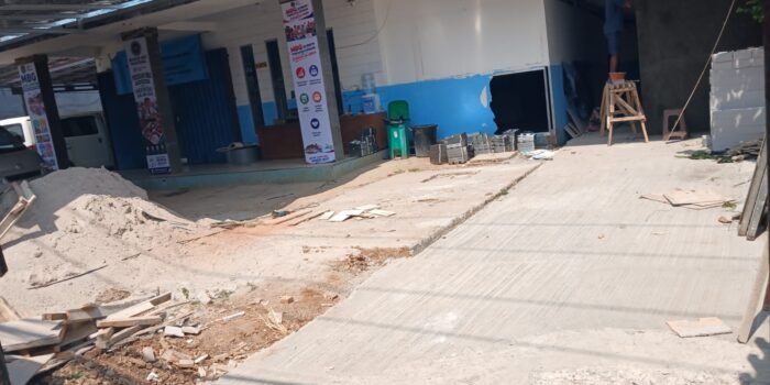 Caption : Dapur Satuan Pelayanan Pemenuhan Gizi (SPPG) Labuan 3, Kabupaten Pandeglang, sedang dalam pembangunan saat distribusi mbg berjalan.