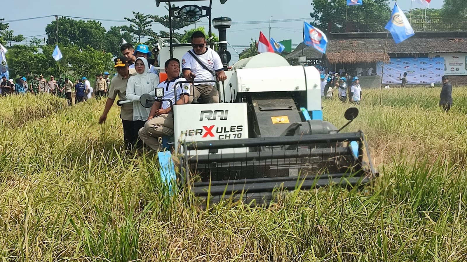Caption : Gubernur Banten, Andra Soni menghadiri panen raya padi sekaligus penanaman jagung di Kecamatan Carita, Kabupaten Pandeglang. Caption : Gubernur Banten, Andra Soni menghadiri panen raya padi sekaligus penanaman jagung di Kecamatan Carita, Kabupaten Pandeglang.