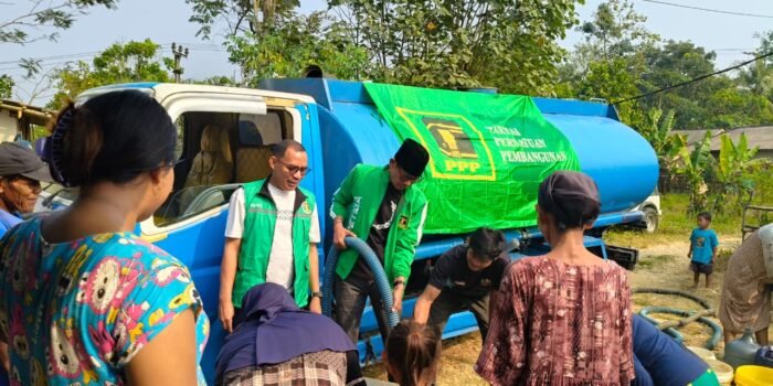 Caption : Ketua DPC PPP Kabupaten Pandeglang, E. Supriadi, saat memberikan bantuan air bersih kepada warga Babakan Ambon, Desa Babakan Keusik, Kecamatan Patia, Kabupaten Pandeglang.