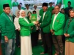 Caption : Ketua DPW Partai Persatuan Pembangunan (PPP) Provinsi Banten, Neng Siti Julaiha, menyerahkan Surat Keputusan (SK) Kepengurusan DPC PPP Kabupaten Pandeglang kepada Ketua DPC PPP Kabupaten Pandeglang, E. Supriadi, di Sekretariat DPC PPP Kabupaten Pandeglang.