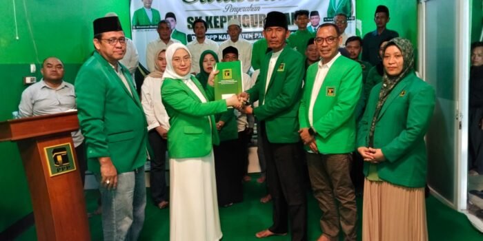 Caption : Ketua DPW Partai Persatuan Pembangunan (PPP) Provinsi Banten, Neng Siti Julaiha, menyerahkan Surat Keputusan (SK) Kepengurusan DPC PPP Kabupaten Pandeglang kepada Ketua DPC PPP Kabupaten Pandeglang, E. Supriadi, di Sekretariat DPC PPP Kabupaten Pandeglang.