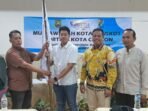 Caption: Muhammad Raihan (tengah) menerima bendera PORTINA usai menjadi Ketua PORTINA Kota Cilegon pada Muskot, Jumat (14/8/2026). Caption: Muhammad Raihan (tengah) menerima bendera PORTINA usai menjadi Ketua PORTINA Kota Cilegon pada Muskot, Jumat (14/8/2026).