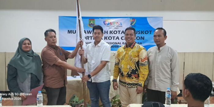 Caption: Muhammad Raihan (tengah) menerima bendera PORTINA usai menjadi Ketua PORTINA Kota Cilegon pada Muskot, Jumat (14/8/2026).