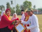 Caption : Dirjen PRL KKP Kartika Listriana (kiri) memberikan penghargaan kepada tokoh nelayan Pulau Oanjang.