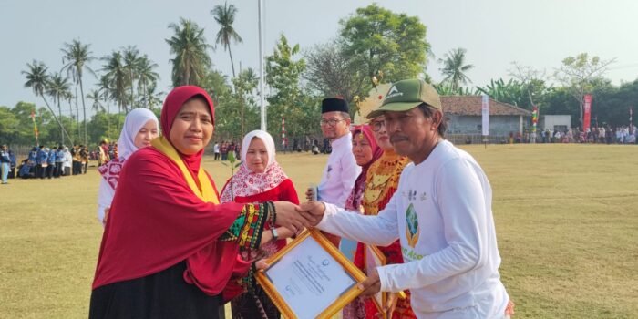 Caption : Dirjen PRL KKP Kartika Listriana (kiri) memberikan penghargaan kepada tokoh nelayan Pulau Oanjang.