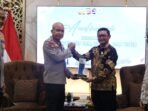 General Manager PLN UID Banten Tonny Bellamy menyerahkan cenderamata kepada Kapolda Banten Irjen Pol. Hengki, S.I.K., M.H. dalam kegiatan audiensi dan silaturahmi di Mapolda Banten, Rabu (19/8). Pertemuan tersebut menjadi momentum untuk memperkuat sinergi PLN dan Polda Banten dalam pengamanan infrastruktur ketenagalistrikan, khususnya Objek Vital Nasional (Obvitnas), serta mendukung kelancaran operasional PLN di wilayah Provinsi Banten.