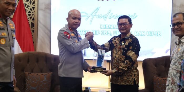 General Manager PLN UID Banten Tonny Bellamy menyerahkan cenderamata kepada Kapolda Banten Irjen Pol. Hengki, S.I.K., M.H. dalam kegiatan audiensi dan silaturahmi di Mapolda Banten, Rabu (19/8). Pertemuan tersebut menjadi momentum untuk memperkuat sinergi PLN dan Polda Banten dalam pengamanan infrastruktur ketenagalistrikan, khususnya Objek Vital Nasional (Obvitnas), serta mendukung kelancaran operasional PLN di wilayah Provinsi Banten.
