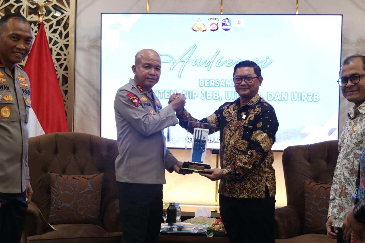 General Manager PLN UID Banten Tonny Bellamy menyerahkan cenderamata kepada Kapolda Banten Irjen Pol. Hengki, S.I.K., M.H. dalam kegiatan audiensi dan silaturahmi di Mapolda Banten, Rabu (19/8). Pertemuan tersebut menjadi momentum untuk memperkuat sinergi PLN dan Polda Banten dalam pengamanan infrastruktur ketenagalistrikan, khususnya Objek Vital Nasional (Obvitnas), serta mendukung kelancaran operasional PLN di wilayah Provinsi Banten.