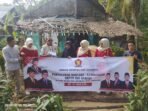 Caption : Politisi Partai Gerindra, Tb Udi Juhdi saat menyerahkan bantuan uang untuk bedah rumah kepada Nenek Samani, di Kampung Baitul Mu'min, Desa Cimoyan, Kecamatan Patia, Kabupaten Pandeglang.