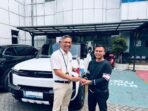 Manager PLN UP3 Banten Utara, Hasudungan Siahaan (kiri), memberikan bunga tanda apresiasi kepada salah satu pelanggan dalam rangka Hari Pelanggan Nasional 2026. Apresiasi tersebut menjadi bentuk terima kasih PLN atas kepercayaan pelanggan sekaligus momentum untuk memperkuat kedekatan dan hubungan yang telah terjalin.