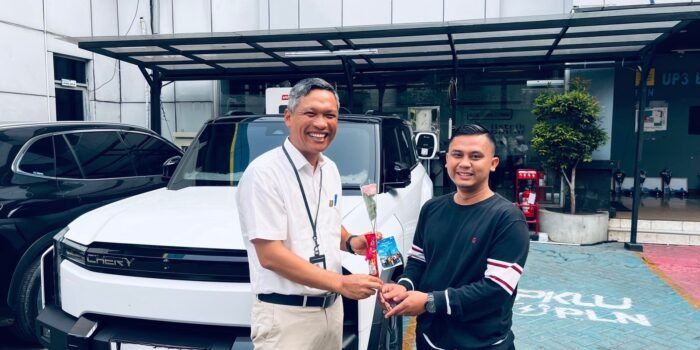 Manager PLN UP3 Banten Utara, Hasudungan Siahaan (kiri), memberikan bunga tanda apresiasi kepada salah satu pelanggan dalam rangka Hari Pelanggan Nasional 2026. Apresiasi tersebut menjadi bentuk terima kasih PLN atas kepercayaan pelanggan sekaligus momentum untuk memperkuat kedekatan dan hubungan yang telah terjalin.