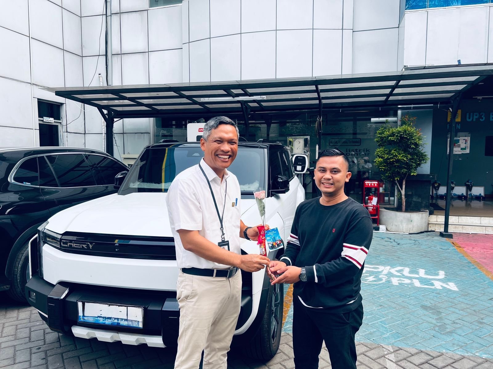 Manager PLN UP3 Banten Utara, Hasudungan Siahaan (kiri), memberikan bunga tanda apresiasi kepada salah satu pelanggan dalam rangka Hari Pelanggan Nasional 2026. Apresiasi tersebut menjadi bentuk terima kasih PLN atas kepercayaan pelanggan sekaligus momentum untuk memperkuat kedekatan dan hubungan yang telah terjalin.