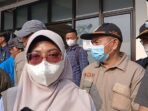Caption: Bupati Pandeglang, Raden Dewi Setiani, saat ditemui di Pos Pengamatan Gunung Anak Krakatau, Minggu (6/9/2026) sore.