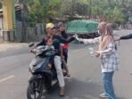 Caption: Puskesmas Kecamatan Labuan, Kabupaten Pandeglang, Banten, membagikan masker kepada para pengendara yang melintas di Jalan Raya Labuan.