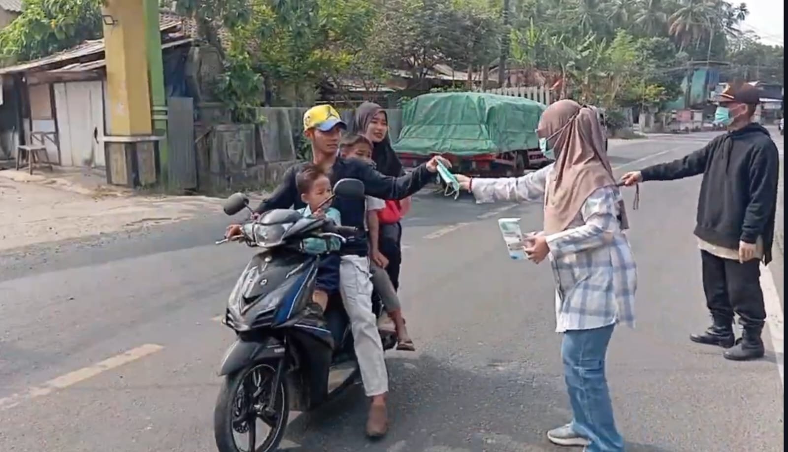 Caption: Puskesmas Kecamatan Labuan, Kabupaten Pandeglang, Banten, membagikan masker kepada para pengendara yang melintas di Jalan Raya Labuan. Caption: Puskesmas Kecamatan Labuan, Kabupaten Pandeglang, Banten, membagikan masker kepada para pengendara yang melintas di Jalan Raya Labuan.
