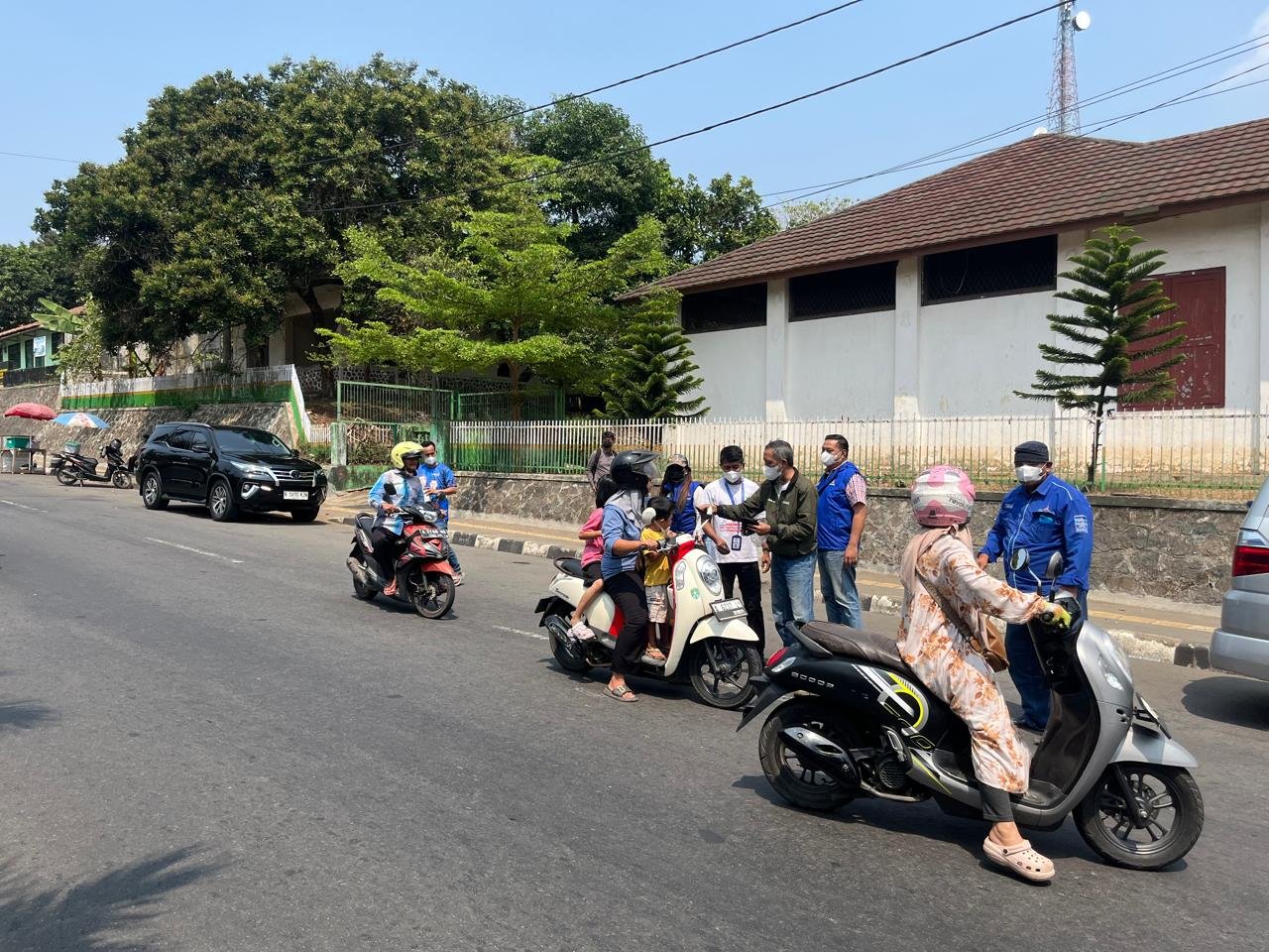 Caption : DPC Partai Demokrat Kabupaten Pandeglang bagaikan ratusan masker kepada warga Pandeglang di Jalan Ahmad Yani.