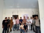 Caption : Ketua DPC Partai Demokrat Kabupaten Pandeglang, Fuhaira Amin bersama anggota Fraksi Demokrat DPRD Pandeglang, Syamsudin Aliandono dan Agus Bustomi lakukan foto sesi bersama.