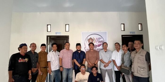 Caption : Ketua DPC Partai Demokrat Kabupaten Pandeglang, Fuhaira Amin bersama anggota Fraksi Demokrat DPRD Pandeglang, Syamsudin Aliandono dan Agus Bustomi lakukan foto sesi bersama.