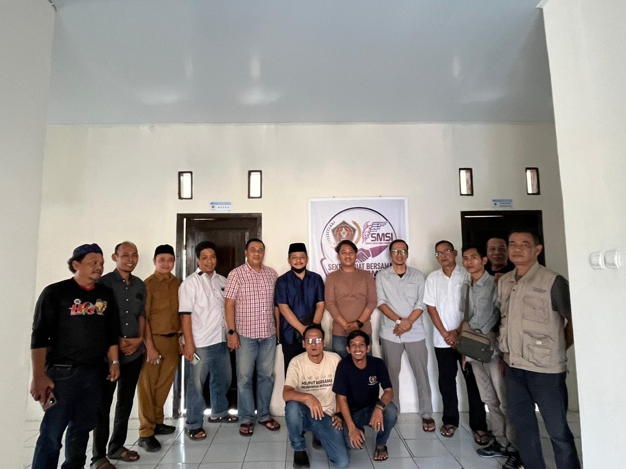 Caption : Ketua DPC Partai Demokrat Kabupaten Pandeglang, Fuhaira Amin bersama anggota Fraksi Demokrat DPRD Pandeglang, Syamsudin Aliandono dan Agus Bustomi lakukan foto sesi bersama.