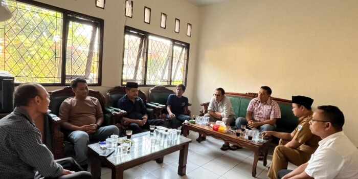 Caption : SMSI dan PWI Pandeglang memanjatkan doa agar seluruh korban yang hilang kontak saat liputan GAK segera ditemukan dalam kondisi selamat.