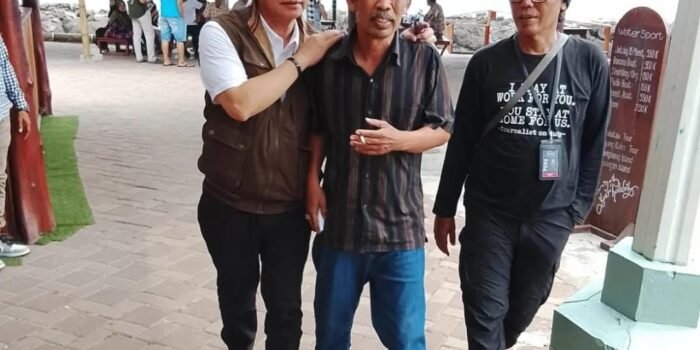 Caption : Pj Sekda Lebak, Halson Nainggolan (kiri) bersama Mansur (tengah)