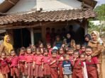 Caption : Siswa TK Assalam menyerahkan bantuan kepada para janda lanjut usia di Desa Mendung, Pandeglang, dalam kegiatan sosial memperingati Maulid Nabi Muhammad SAW.