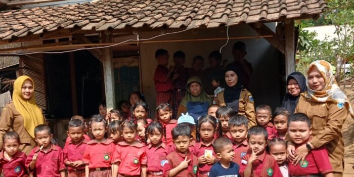 Caption : Siswa TK Assalam menyerahkan bantuan kepada para janda lanjut usia di Desa Mendung, Pandeglang, dalam kegiatan sosial memperingati Maulid Nabi Muhammad SAW.