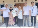 Caption : Warga Desa Purwaraja, Kecamatan Menes, menerima bantuan beras dari Pemerintah di kantor desa setempat.