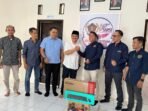 Caption : Warga Desa Purwaraja, Kecamatan Menes, menerima bantuan beras dari Pemerintah di kantor desa setempat.