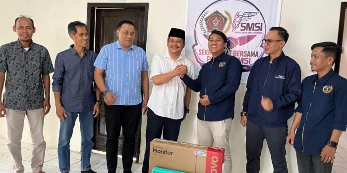 Caption : Jajaran anggota Fraksi Partai Demokrat DPRD Kabupaten Pandeglang, bantu fasilitas Sekber PWI-SMSI.