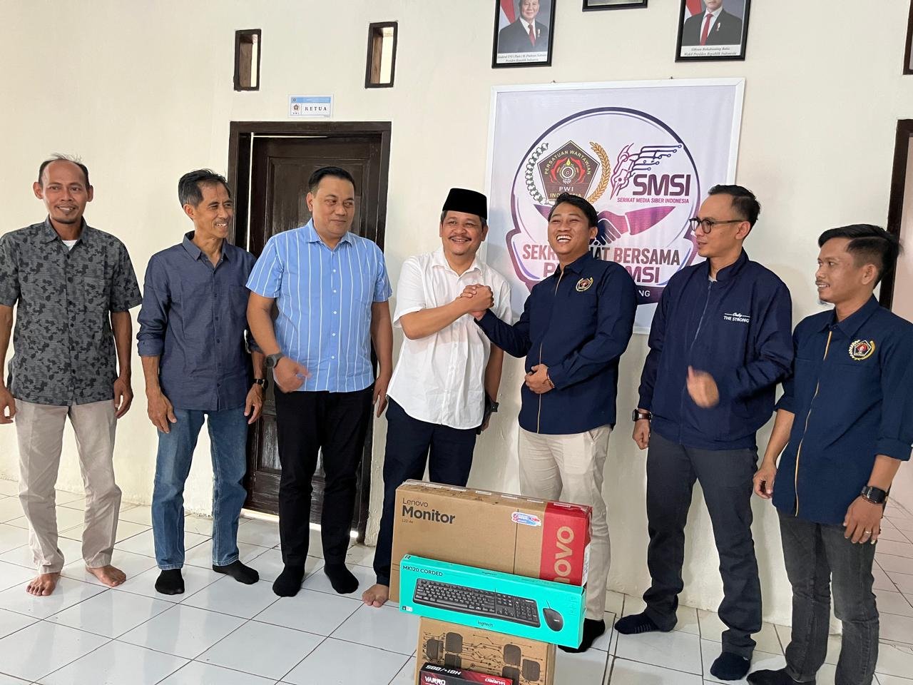 Caption : Jajaran anggota Fraksi Partai Demokrat DPRD Kabupaten Pandeglang, bantu fasilitas Sekber PWI-SMSI.