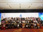 Para pemenang dan personel PLN berfoto bersama setelah berhasil meraih total 20 penghargaan sekaligus menduduki 2nd Runner Up pada ajang The Best Contact Center Indonesia yang digelar di Jakarta, (24/9). Dalam edisi kali ini, Contact Center PLN 123 sukses menyabet 6 medali platinum, 5 gold, 5 silver, dan 4 bronze, yang diperoleh melalui tiga kategori kompetisi yaitu Program Korporat, Individu, dan Teamwork.