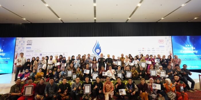 Para pemenang dan personel PLN berfoto bersama setelah berhasil meraih total 20 penghargaan sekaligus menduduki 2nd Runner Up pada ajang The Best Contact Center Indonesia yang digelar di Jakarta, (24/9). Dalam edisi kali ini, Contact Center PLN 123 sukses menyabet 6 medali platinum, 5 gold, 5 silver, dan 4 bronze, yang diperoleh melalui tiga kategori kompetisi yaitu Program Korporat, Individu, dan Teamwork.