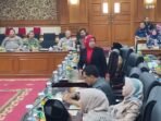 Caption: Anggota Fraksi PDIP DPRD Kabupaten. Serang Fatmawati Hj Fatmawati walkout dari sidang paripurna, Jumat (2/10/2026).