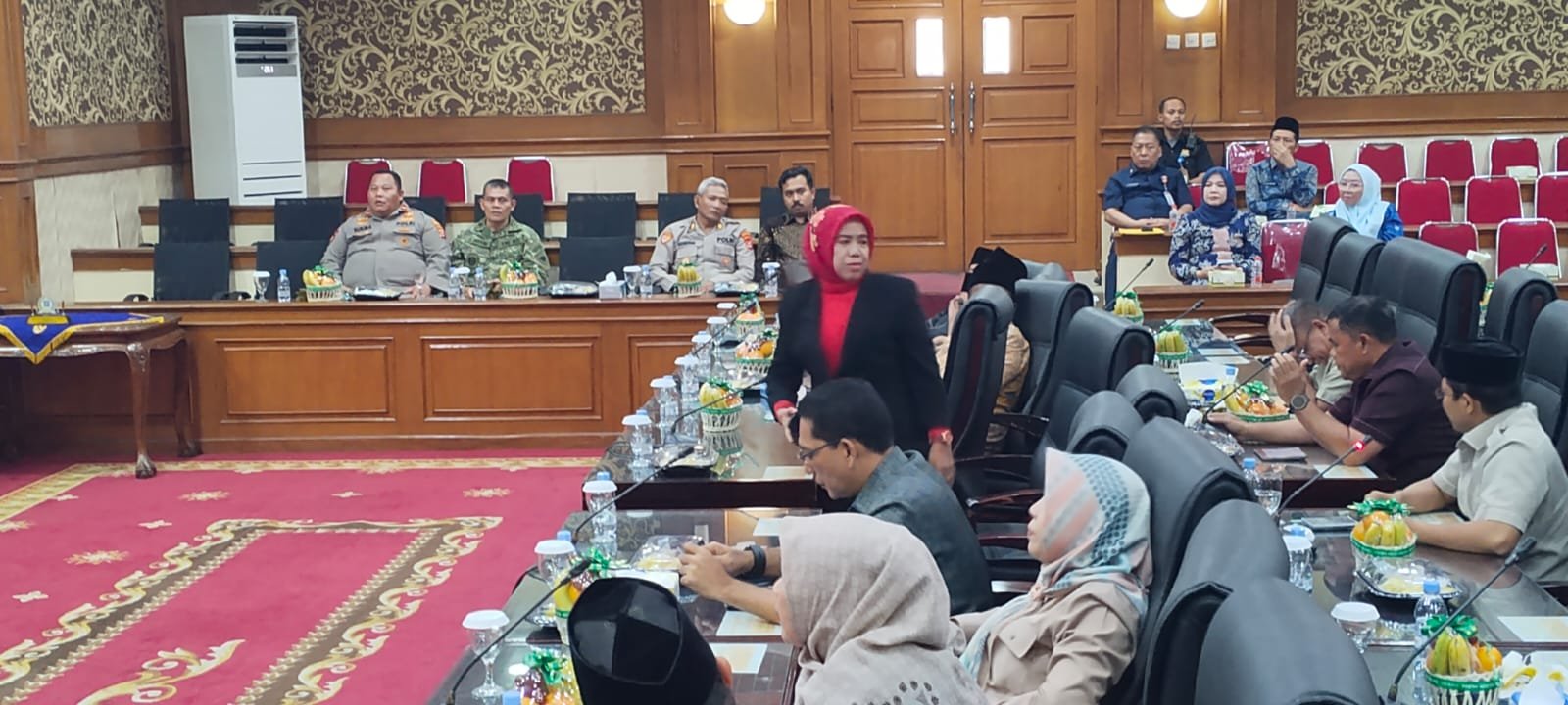 Caption: Anggota Fraksi PDIP DPRD Kabupaten. Serang Fatmawati Hj Fatmawati walkout dari sidang paripurna, Jumat (2/10/2026).