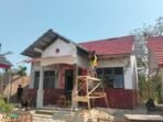 Caption : Aktivitas pekerja proyek revitalisasi SDN Kiarajangkung, Kecamatan Cibitung, Kabupaten Pandeglang.