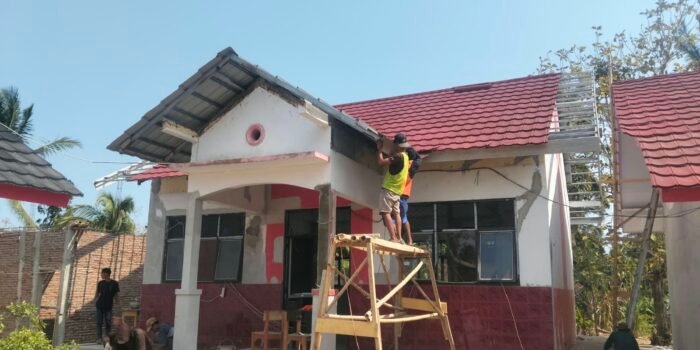 Caption : Aktivitas pekerja proyek revitalisasi SDN Kiarajangkung, Kecamatan Cibitung, Kabupaten Pandeglang.