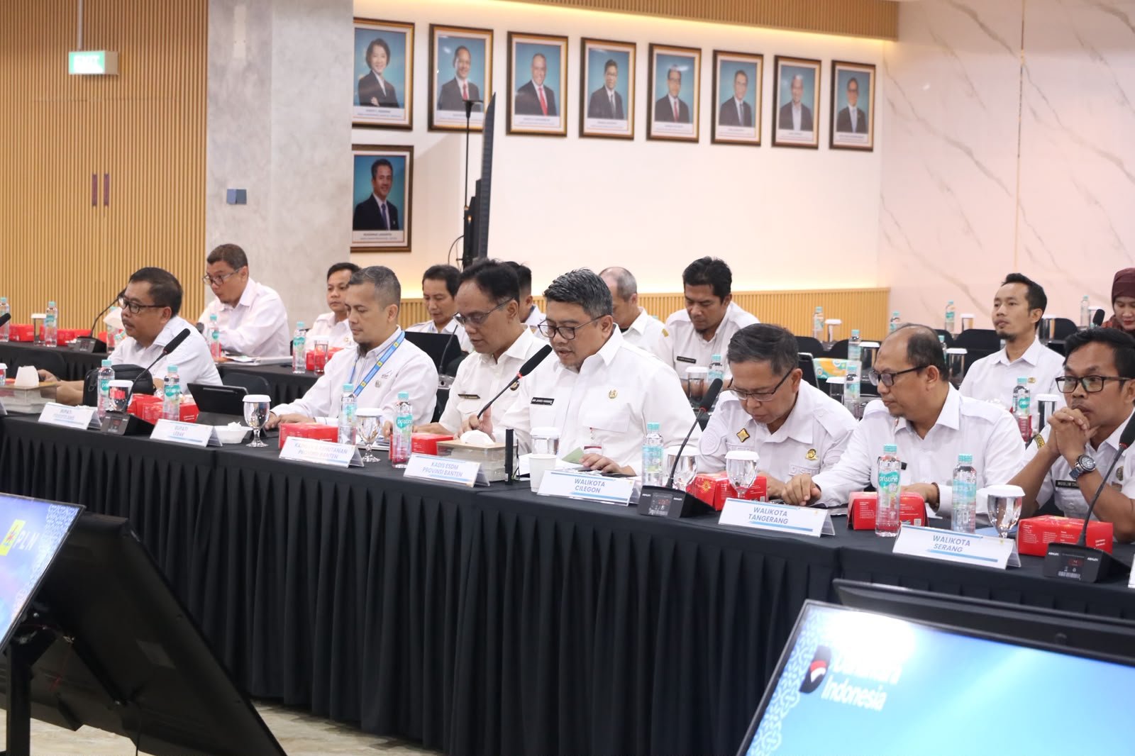 Perwakilan pemerintah daerah di Banten bersama Kementerian ESDM dan PLN membahas usulan lokasi pembangunan listrik perdesaan di Kantor PLN UID Banten, Rabu (7/10). Pembahasan ini bertujuan memastikan perencanaan pembangunan sesuai dengan kebutuhan masyarakat di wilayah sasaran.